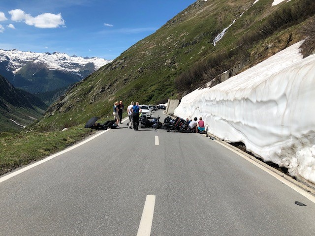 Deux motards blessés dans une collision frontale au Nufenen hier